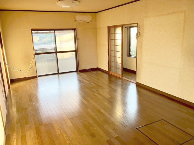 北九州市八幡西区大畑町　中古戸建の居間・リビング|南向きの窓から採光が取れた明るいリビングです！