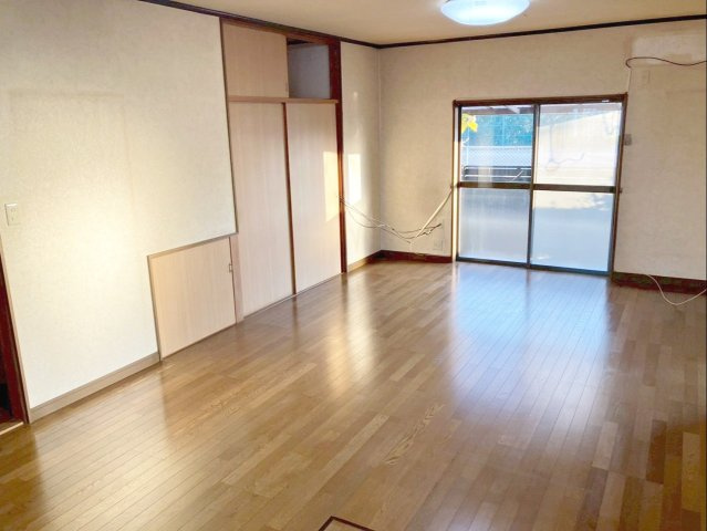 北九州市八幡西区大畑町　中古戸建の居間・リビング|約16帖のLDKです！リビング収納があります！