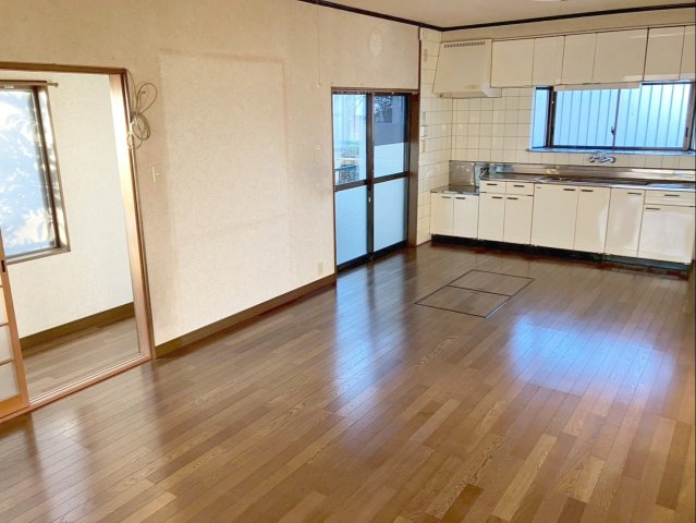 北九州市八幡西区大畑町　中古戸建のキッチン|キッチン横には、外からの出入りができる掃き出し窓があり便利です！