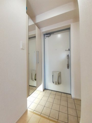 【玄関】 | プラサーダ朝霧 | 収納もある玄関です