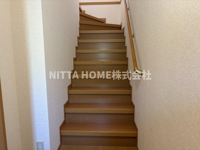 ハイファイン藤の内装|手すり付き階段です＊