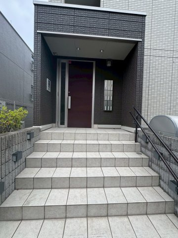 多摩市永山１丁目のアパートのエントランス