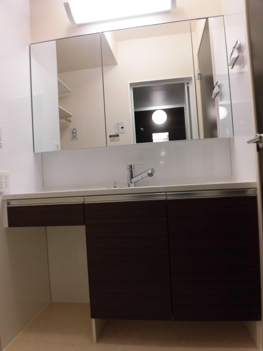 多摩市永山１丁目のアパートの洗面所