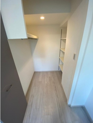 【収納】 | プライムスクエア住吉公園 | 約5帖洋室には、大容量のWIC付き！その他パントリーやトランクルームなど、適所に機能的な収納を備えた住まいです。