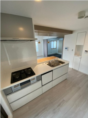 【キッチン】 | プライムスクエア住吉公園 | 食洗機搭載で洗浄から乾燥までワンタッチ！杉の一枚板を使用した贅沢なカウンター付きです。