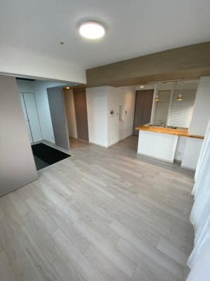 【居間・リビング】 | プライムスクエア住吉公園 | 南向きバルコニーに面した約13.5帖のLDK！和室の扉を開けるとリビングと繋がりより開放的な空間に。