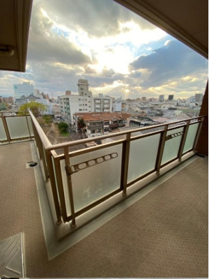 【バルコニー】 | プライムスクエア住吉公園 | L字型の南向きバルコニー！街並みを大きく見渡す爽快な眺望と、降り注ぐ陽光は暮らしを豊かに彩ります。