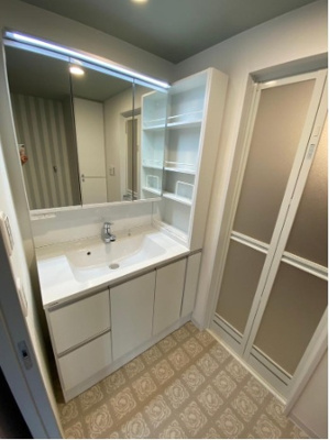 【独立洗面台】 | プライムスクエア住吉公園 | 大きく見やすい三面鏡付き洗面化粧台！収納力もある洗面台でスッキリと整えられた空間に。