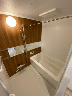 【浴室】 | プライムスクエア住吉公園 | ナチュラルな木目に癒されるバスルーム！冬場の寒さ対策はもちろん、洗濯物を乾かす時にも役立つ浴室乾燥機付き。