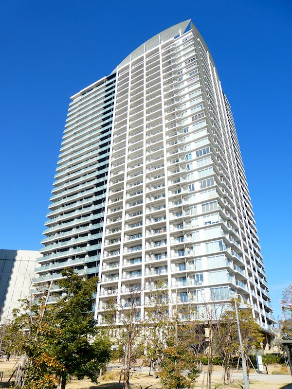 運河のすぐそばに建つタワーマンション♪