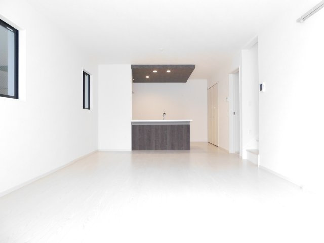 名古屋市中村区大正町１丁目の新築一戸建の居間・リビング|◇リビング◇　　明るく広いリビング１９．０帖　キッチン横にはパントリー完備！