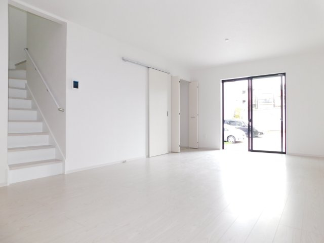 名古屋市中村区大正町１丁目の新築一戸建の居間・リビング|◇リビング◇　　明るく広いリビング１９．０帖　リビング収納完備！