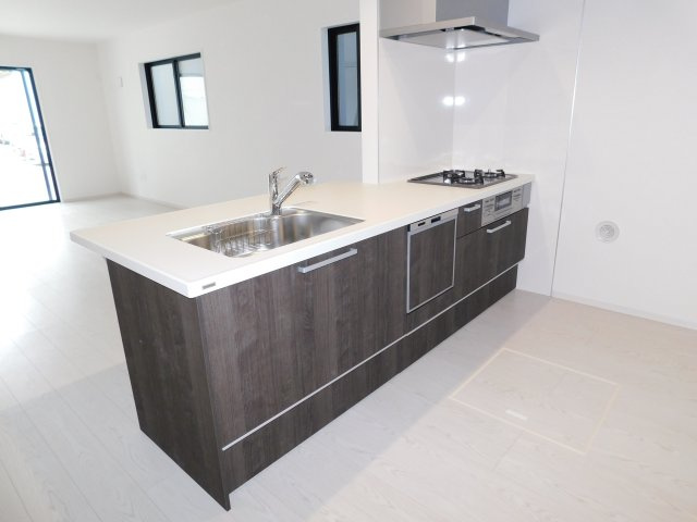 名古屋市中村区大正町１丁目の新築一戸建のキッチン|◇キッチン◇　　人気の対面式・人造大理石カウンターキッチン・食洗機・浄水器一体型水栓・静音仕様シンク・薄型換気扇・Ｓｉセンサーコンロ（３口）