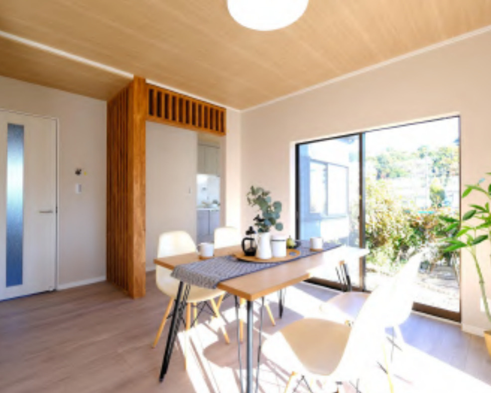 横浜市港南区日野７丁目 中古戸建て【仲介手数料無料】カースペース2台の居間・リビング