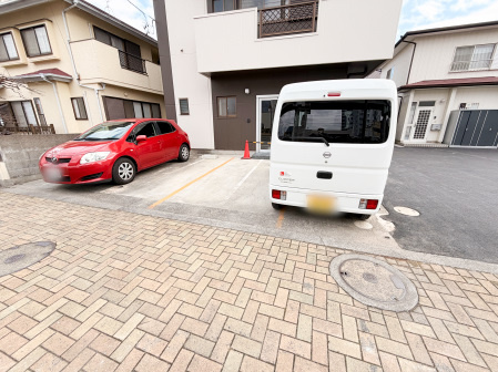 野口町貸事務所の駐車場