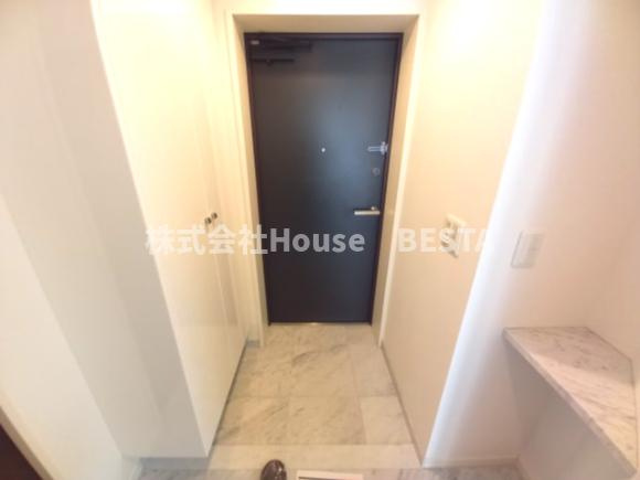 プレジール三ノ宮の玄関