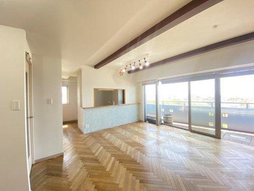 グランシエル新舞子の居間・リビング|リビング（別角度）