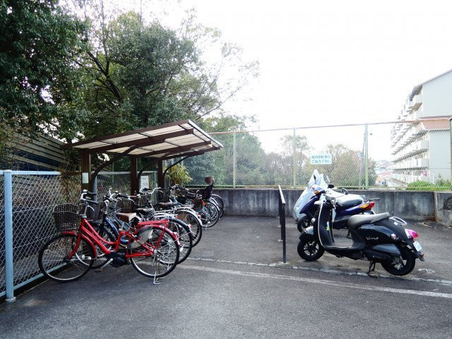 アトレーユ日吉台の駐車場