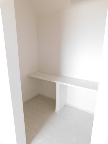 名古屋市中村区大正町１丁目の新築一戸建の居間・リビング|◇スタディーカウンター◇　　お子様の勉強やワークスペースなど多用途に利用できます♪