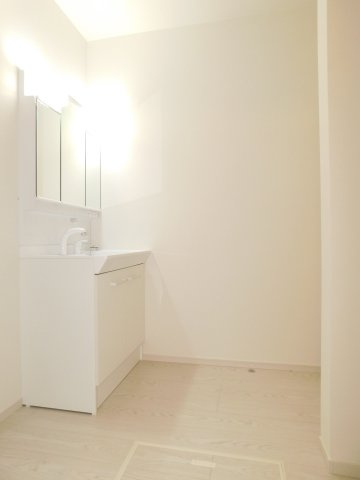 名古屋市中村区大正町１丁目の新築一戸建の独立洗面台|◇洗面脱衣室◇　　広い洗面室！　三面鏡シャンプードレッサー♪　リネン収納スペース完備