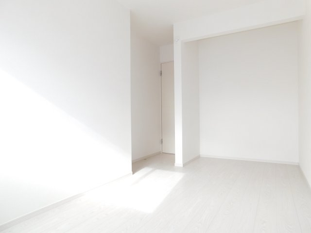 名古屋市中村区大正町１丁目の新築一戸建の洋室|◇洋室◇　　南面で明るい洋室５．７帖　収納スペース完備！