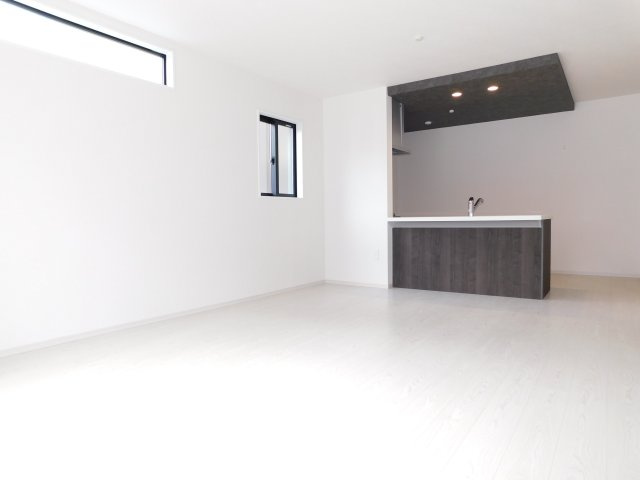 名古屋市中村区大正町１丁目の新築一戸建の居間・リビング|◇リビング◇　　南面で明るいリビング１７．７帖　おしゃれな折下天井のフラットキッチン♪