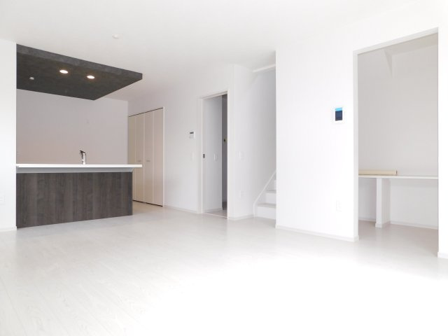 名古屋市中村区大正町１丁目の新築一戸建の居間・リビング|◇リビング◇　　南面で明るいリビング１７．７帖　スタディーカウンター付き♪