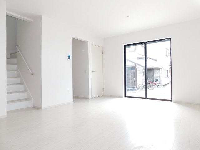 名古屋市中村区大正町１丁目の新築一戸建の居間・リビング|◇リビング◇　　南面で明るいリビング１７．７帖　お部屋を均一に温めてくれる床暖房完備！