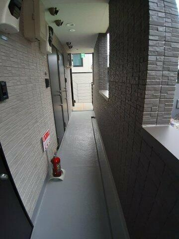 稲城市東長沼のアパートのロビー