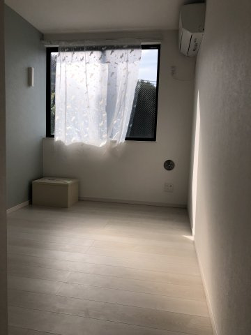 稲城市東長沼のアパートの居間・リビング|反転の場合有