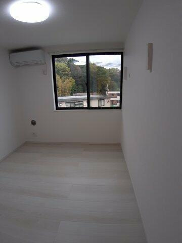 稲城市東長沼のアパートの居間・リビング|反転の場合有