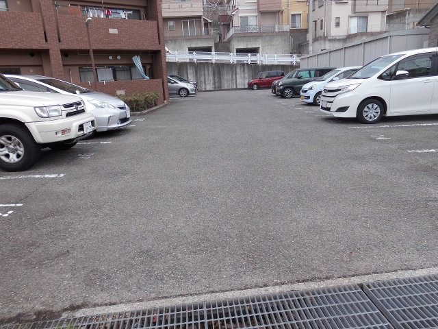 プラザハイツ二ツ屋F棟の駐車場