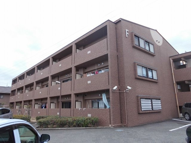 プラザハイツ二ツ屋F棟の外観