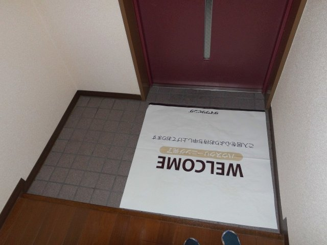 プラザハイツ二ツ屋F棟の玄関