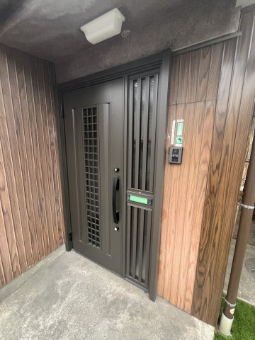 桜木町貸家の玄関