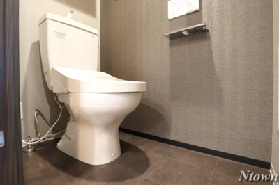 【トイレ】 | プレサンス　レイズ　泉　高岳駅前 | 落ち着いた色調のトイレです