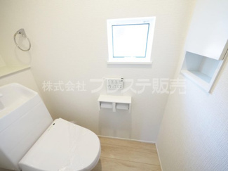 【トイレ】 | 現地写真（１階トイレ）温水洗浄便座を標準装備！