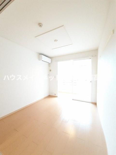 ビレッジケイツⅢの居間・リビング|洋室