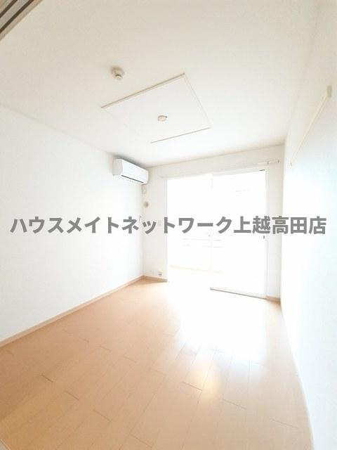 ビレッジケイツⅢの居間・リビング|洋室