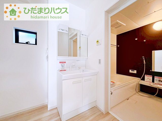 【独立洗面台】 | 牛久市南16期　新築戸建 | 三面鏡の大きな鏡は憧れます(^^♪
鏡の後ろは収納となっていて、細かいものでも収納できるのでスッキリと整理できます！