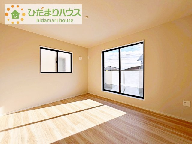 【寝室】 | 牛久市南16期　新築戸建 | バルコニーに面していて、たっぷり光りの入る明るい主寝室です！
