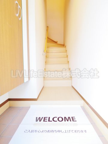 小平市小川町２丁目のアパートの玄関