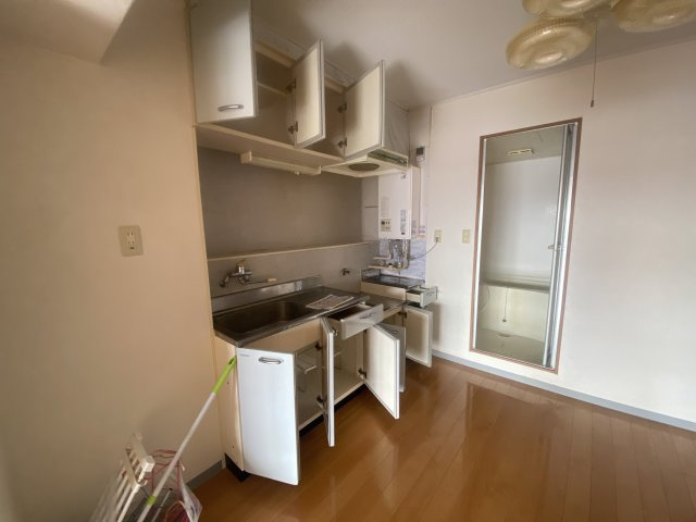 トーカングランドマンション第2南林寺シーサイドのキッチン|吊戸棚収納など豊富なキッチンです。