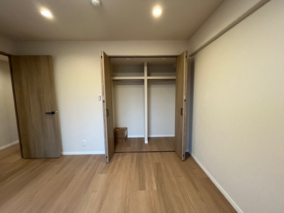 【収納】 | サンシティ神戸北町2番館 | こちらも大きなクローゼットがあるので、お部屋がより広くお使いいただけます。