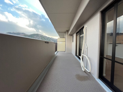 【バルコニー】 | サンシティ神戸北町2番館 | ワイドバルコニーで南東向き、陽当り・通風良好です。