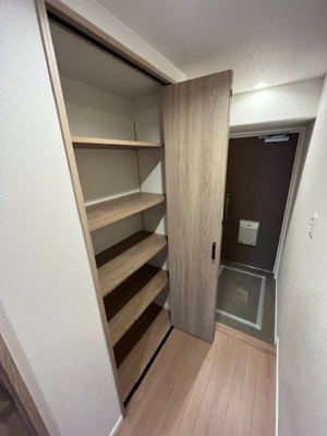 【収納】 | サンシティ神戸北町2番館 | 廊下に収納棚があります。便利にお使いいただけます。