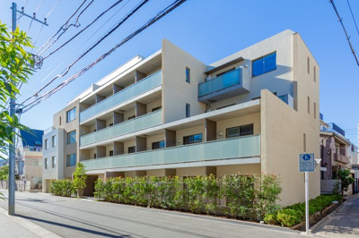 【外観】 | グランパーク方南町レジデンス | 鉄筋コンクリート造のがっちりとした建物。