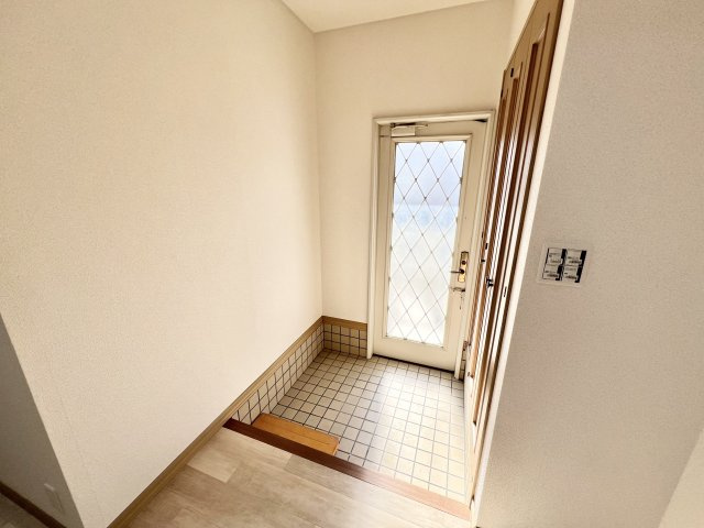 下弁財町津興戸建ての玄関
