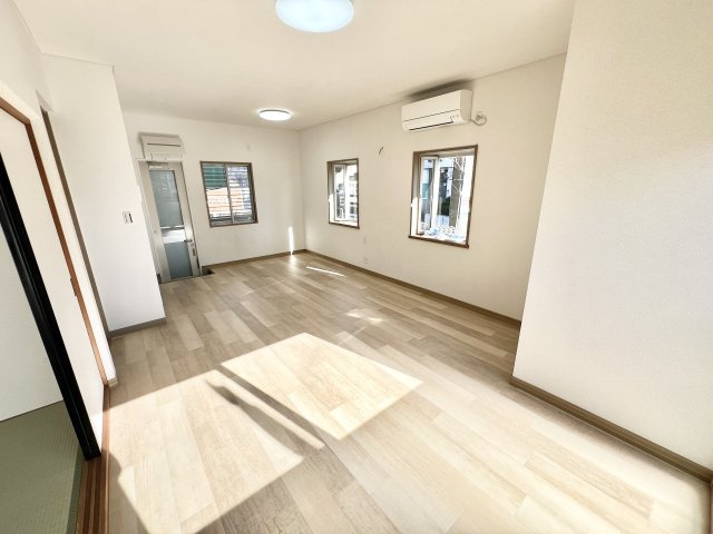 下弁財町津興戸建ての居間・リビング