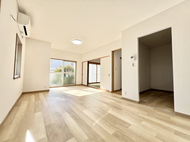 下弁財町津興戸建ての洋室